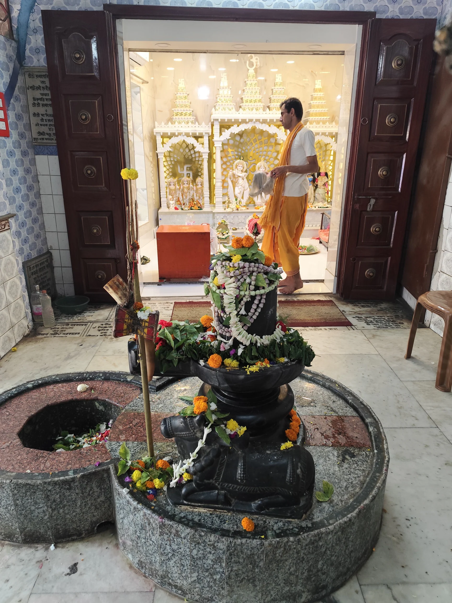 মন্দির সংলগ্ন শিবলিঙ্গ ও নন্দী · রাধাগোবিন্দ মন্দির